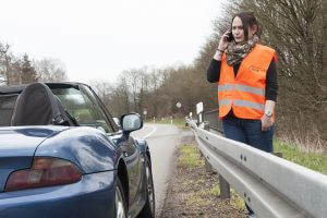 Kfz.-Gutachter empfehlen: Bei einer Autopanne mit Warnweste hinter der Leitplanke in Sicherheit bleiben